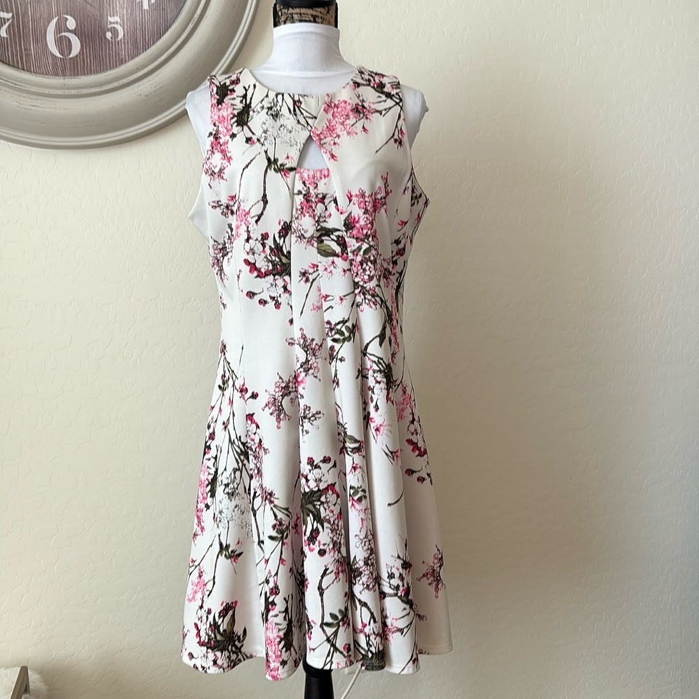 JULIAN TAYLOR elegant cream floral sleeveless dress Zipper in back. 14